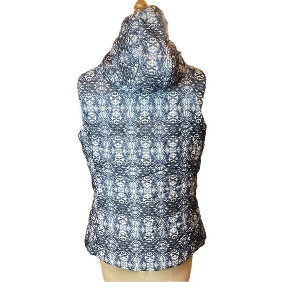 Title Nine Blue Print Hooded Quilted Vest Size Medium EUC - Picture 4 of 13